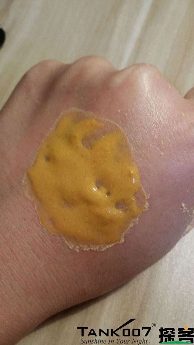 客戶買了紫光手電驗(yàn)熒光劑，先拿面膜大姨媽巾開刀 