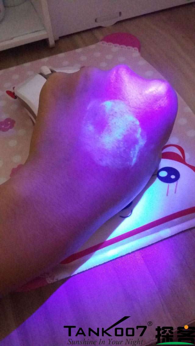 客戶買了紫光手電驗(yàn)熒光劑，先拿面膜大姨媽巾開刀 