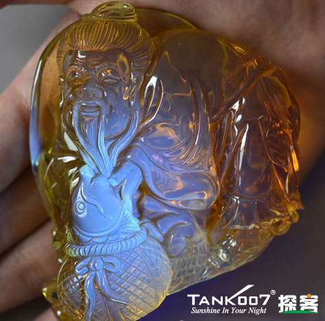 網(wǎng)上用紫光手電鑒定琥珀的帖子這么多，哪個是真假？
