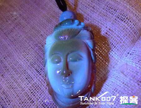 網(wǎng)上用紫光手電鑒定琥珀的帖子這么多，哪個是真假？