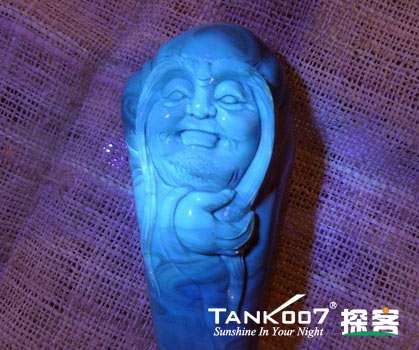 網(wǎng)上用紫光手電鑒定琥珀的帖子這么多，哪個是真假？