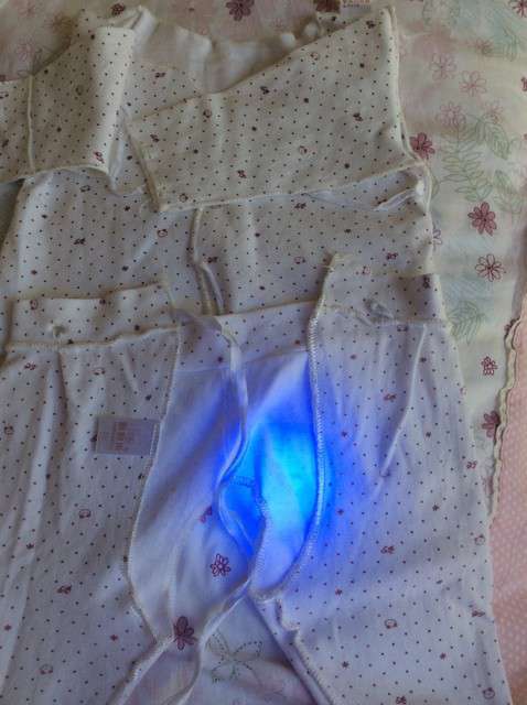  寶媽買了紫光手電，衣服上好多熒光劑，看的心慌害怕