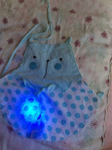  寶媽買了紫光手電，衣服上好多熒光劑，看的心慌害怕